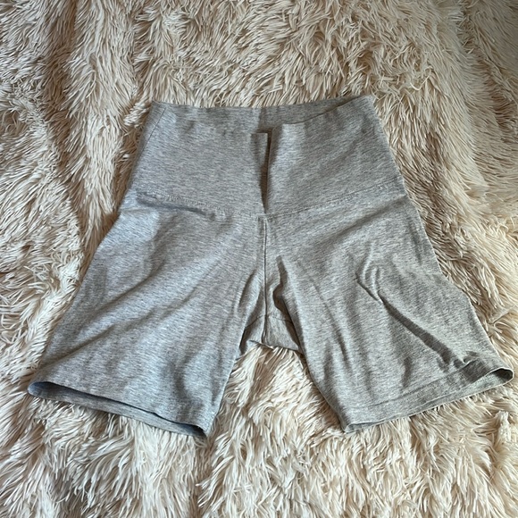 BRAND NEW TNA XS GREY BIKER SHORTS - Picture 2 of 4